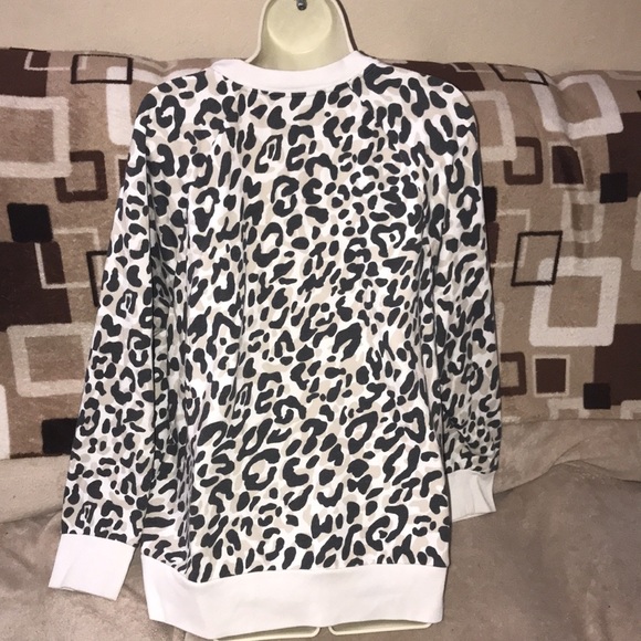 Pink Victoria’s Secret Medium leopard 🐆 print crew neck sweatshirt 💕 - Picture 4 of 7